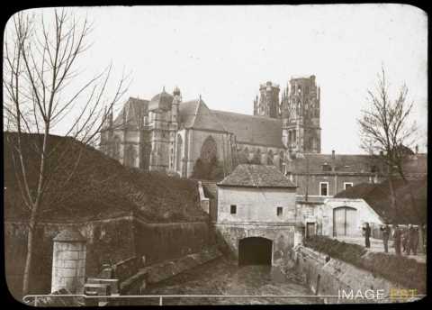 Remparts et cathédrale (Toul)